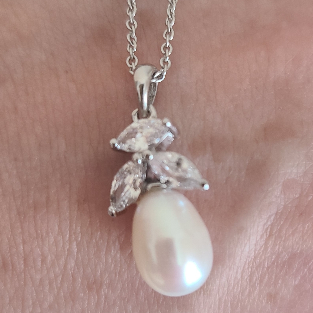Elegant Silver Pearl Pendant Necklace